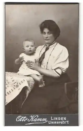 Fotografie Otto Kamm, Linden, Portrait dunkelhaarige schöne Mutter mit süssem Baby auf dem Arm