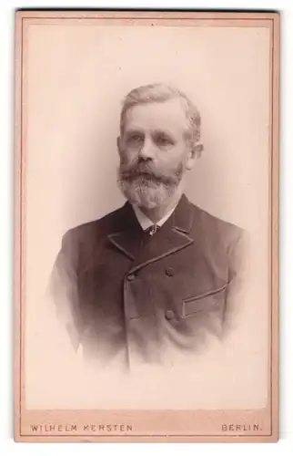 Fotografie Wilhelm Kersten, Berlin, Portrait betagter Herr mit grauem Haar und Bart