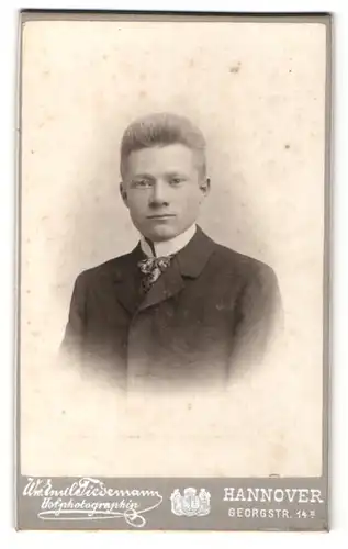 Fotografie Emil Tiedemann, Hannover, Portrait blonder charmanter Mann mit Fliege im Jackett