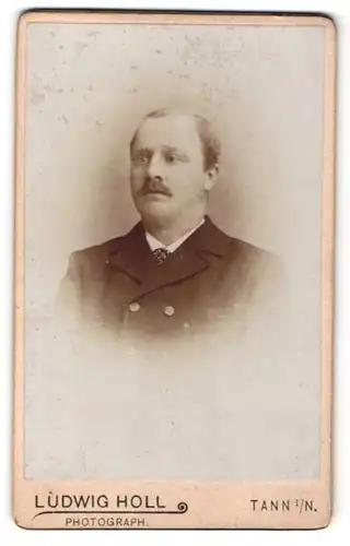 Fotografie Ludwig Holl, Tann i. N., Portrait stattlicher Mann mit Schnurrbart