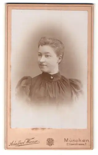 Fotografie Adalbert Werner, München, Portrait dunkelhaarige Dame mit Brosche am Kragen