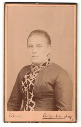 Fotografie Eulenstein, Leipzig, Portrait Frau mit schöner Halsschmuck