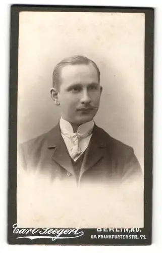 Fotografie Carl Seegert, Berlin, Portrait elegant gekleideter junger Herr