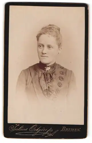 Fotografie Julius Ortgies jr., Bremen, Portrait junge Frau in besticktem Kleid