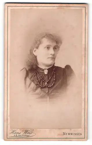 Fotografie Hans Weis, Memmingen, Portrait Frau mit hübscher Halskette