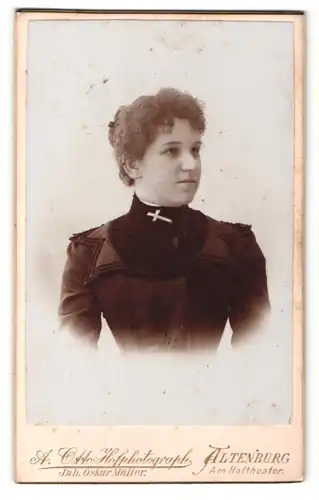 Fotografie A. Otto, Altenburg, Portrait Dame in edler Bluse mit Brosche in Kreuzform