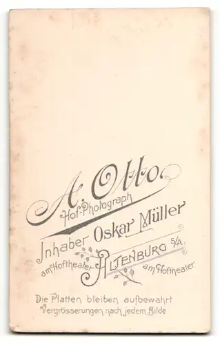 Fotografie A. Otto, Altenburg, Portrait Dame in edler Bluse mit Brosche in Kreuzform