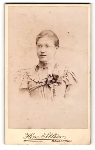 Fotografie Herm. Schlüter, Magdeburg, Portrait junge Dame in modischer Bluse mit Schleife