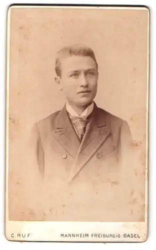Fotografie C. Ruf, Mannheim, Portrait junger blonder Mann im Anzug