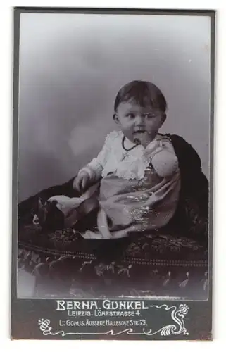 Fotografie Berha. Gunkel, Leipzig, Portrait niedliches Kleinkind mit Kreuzkette