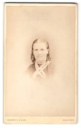 Fotografie Webster & Son, Chester, Portrait Dame mit Lockenfrisur