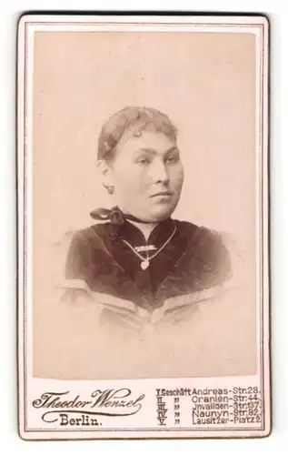 Fotografie Theodor Wenzel, Berlin, Portrait Frau mit zusammengebundenem Haar