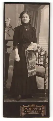 Fotografie M. Appel, Berlin, Portrait Mädchen in festlicher Kleidung mit Blumen