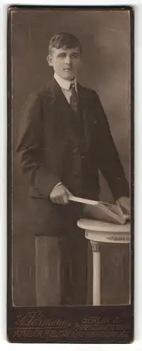 Fotografie A. Lehmann, Berlin-S, Portrait junger Mann in Anzug mit Krawatte