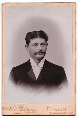 Fotografie C. Burau, Dessau, Portrait junger Herr im Anzug mit Krawatte und Schnurrbart