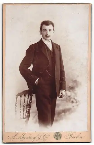 Fotografie A. Jandorf & Co., Berlin, Portrait charmanter Herr im Anzug mit Krawatte