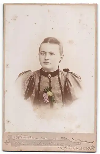 Fotografie Gebr. Koenig, Altenburg, Portrait junge Frau mit zusammengebundenem Haar