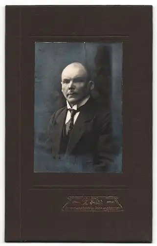 Fotografie Ph. Dürr, Gummersbach, Portrait Herr in Anzug mit Krawatte und Hemd mit Stehkragen