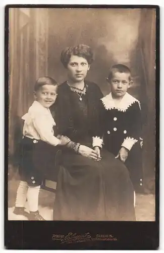 Fotografie M. Goldberg, Berlin-N, Portrait Mutter mit zwei kleinen Söhnen