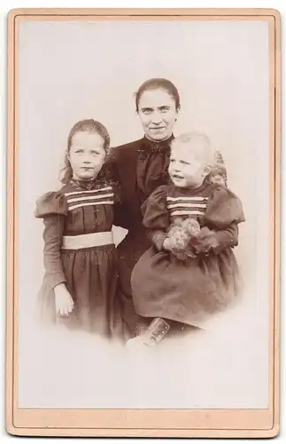 Fotografie unbekannter Fotograf und Ort, Portrait Mutter mit zwei Töchtern