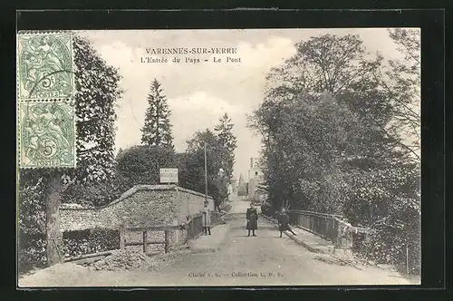 AK Varennes-sur-Yerre, LÈntrèe du Pays - Le Pont