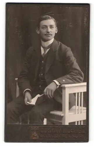 Fotografie Gustav Huchel, Gevelsberg a.d. Brücke, Portrait Herr im Anzug sitzend mit Buch