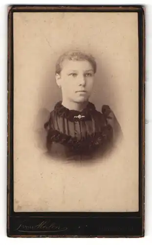 Fotografie J. von Halen, Luckenwalde, Portrait schönes Fräulein im bestickten Kleid