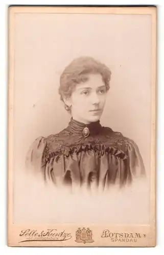 Fotografie Selle & Kuntze, Potsdam, Portrait charmante Dame in bestickter Bluse