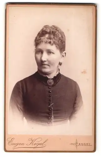 Fotografie Eugen Kegel, Cassel, Portrait hübsche Frau im schwarzen Kleid
