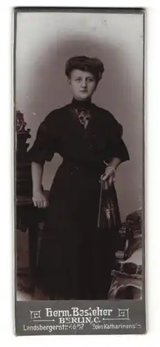 Fotografie Herm. Besteher, Berlin, Portrait schönes Fräulein mit Fächer in der Hand