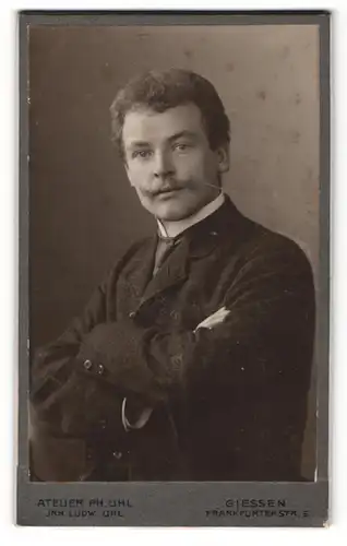 Fotografie Ph. Uhl, Giessen, Portrait dunkelhaariger Herr mit Krawatte im Anzug