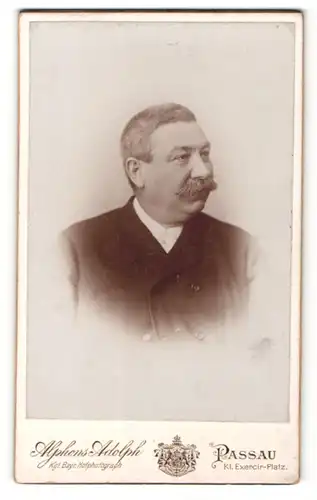 Fotografie Alphons Adolph, Passau, Portrait stattlicher Herr mit Schnauzbart