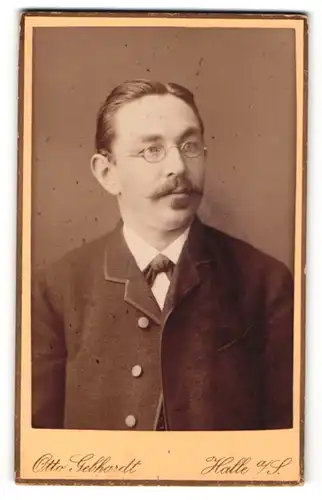 Fotografie Otto Gebhardt, Halle a. S., Portrait edler Mann mit Schnurrbart und Brille