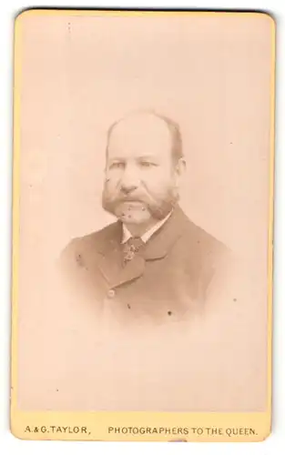 Fotografie A & G. Taylor, Brighton, Portrait charmanter Herr mit Kotelettenbart