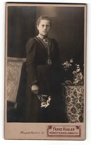 Fotografie Franz Kugler, Fürstenfeldbruck, Portrait hübsche Frau im schwarzen Kleid