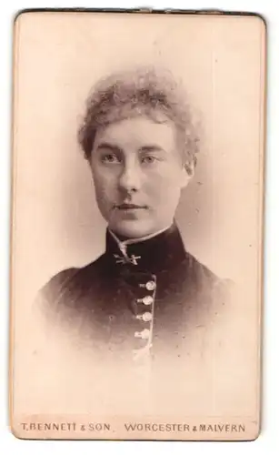 Fotografie T. Bennett & Son, Worcester, Portrait hübsche Dame in schwarzer Bluse