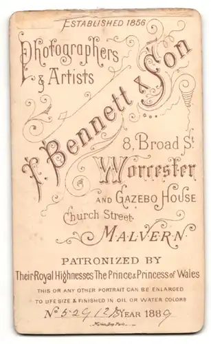 Fotografie T. Bennett & Son, Worcester, Portrait hübsche Dame in schwarzer Bluse