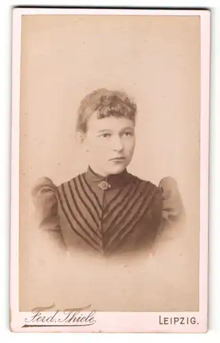 Fotografie Ferd. Thiele, Leipzig, Portrait schöne Dame mit Brosche am Kragen