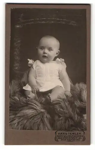 Fotografie Hans Temler, Wilhelmshaven, Portrait niedliches Kleinkind im weissen Kleidchen