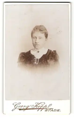 Fotografie Georg Hoppl, Stade, Portrait Mädchen in Bluse