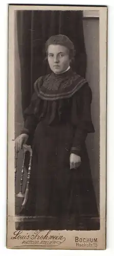 Fotografie Louis Frohwein, Bochum, Portrait ernstes Mädchen im Kleid