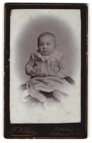 Fotografie F. Hillger, Osterburg, Portrait niedliches Kleinkind im Kleidchen