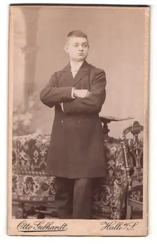 Fotografie Otto Gebhardt, Halle / Saale, Portrait junger Mann im Mantel