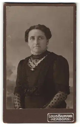 Fotografie Louis Baumann, Herborn, Portrait ältere Dame in schwarzer Bluse