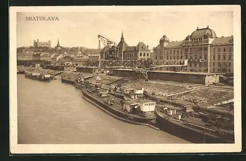 AK Bratislava, Frachtkähne am Hafen