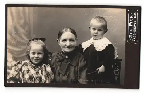 Fotografie Alb. Fick, Cadenberge, schöne Frau mit zwei niedlichen Kleinkindern