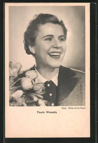 AK Schauspielerin Paula Wessely lächelnd mit Tulpen posierend