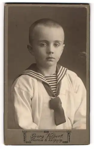 Fotografie Georg Volpert, Borna, Portrait kleiner Junge im Matrosenanzug