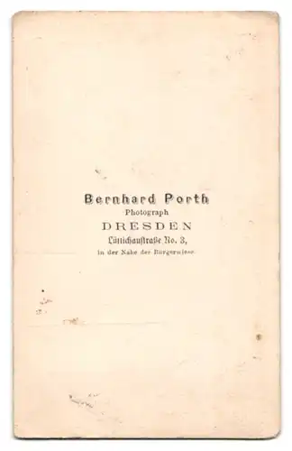 Fotografie Bernhard Porth, Dresden, Portrait junger Mann in Anzug mit Fliege