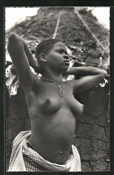 Schöne Junge Afrikanische Frau Sitzt Auf Withe Nackt Lizenzfreie Fotos,  Bilder Und Stock Fotografie. Image 17789507.
